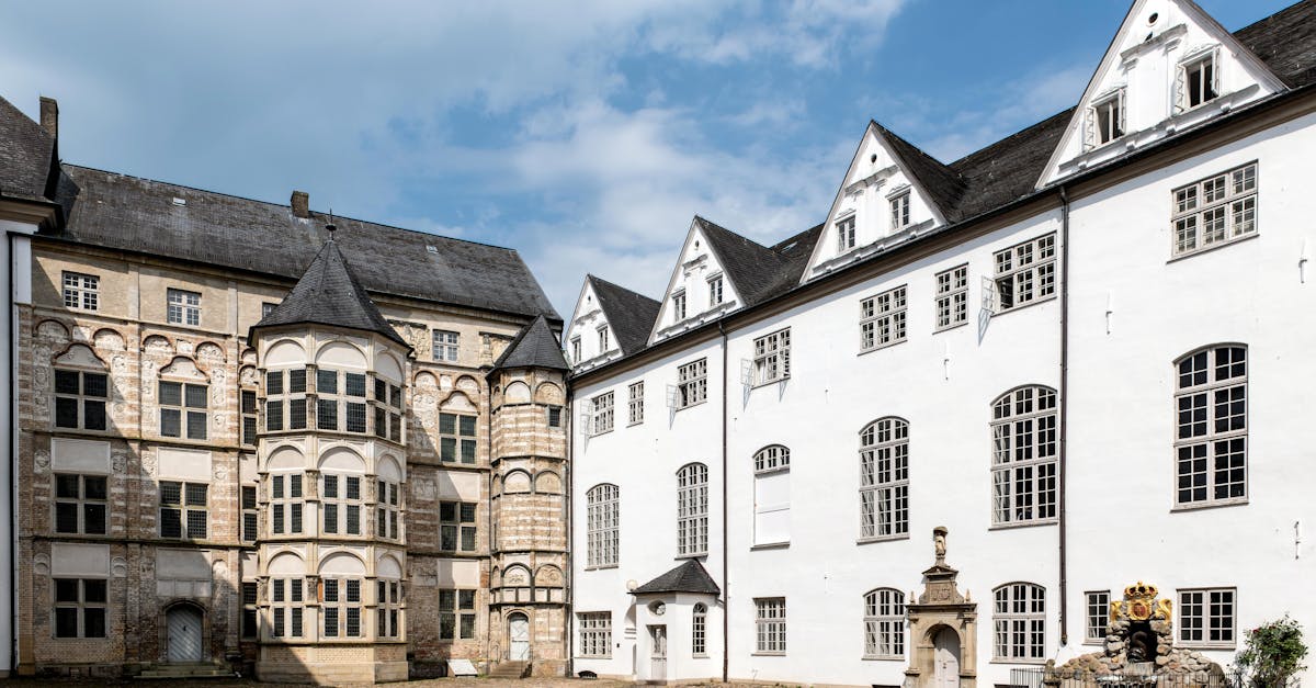 découvrez le bauhaus, un mouvement artistique révolutionnaire du xxe siècle qui a fusionné art, design et architecture. explorez son influence durable sur les esthétiques modernes, les principes de fonctionnalité et d'innovation qui continuent d'inspirer les créateurs d'aujourd'hui.