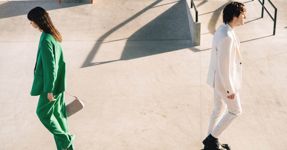 découvrez notre collection d'outfits assortis pour couples, alliant style et confort. que ce soit pour une sortie romantique ou un moment décontracté, trouvez l'inspiration pour exprimer votre complicité à travers des tenues harmonieuses et tendance.