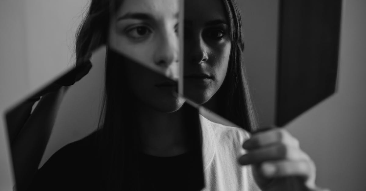 découvrez l'art de la photographie de portrait sombre, où l'éclairage subtil et les ombres dramatiques capturent l'essence des sujets avec une profondeur émotionnelle saisissante. plongez dans un univers visuel captivant, mêlant mystère et intensité.