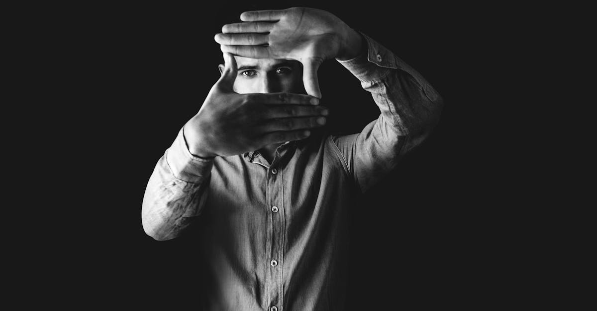 découvrez l'art captivant de la photographie de portrait sombre. plongez dans des images intrigantes où l'ombre et la lumière se rencontrent pour révéler des émotions profondes et des histoires mystérieuses. admirez la beauté du dramatique et laissez-vous envoûter par des compositions saisissantes qui capturent l'essence humaine sous un angle unique.