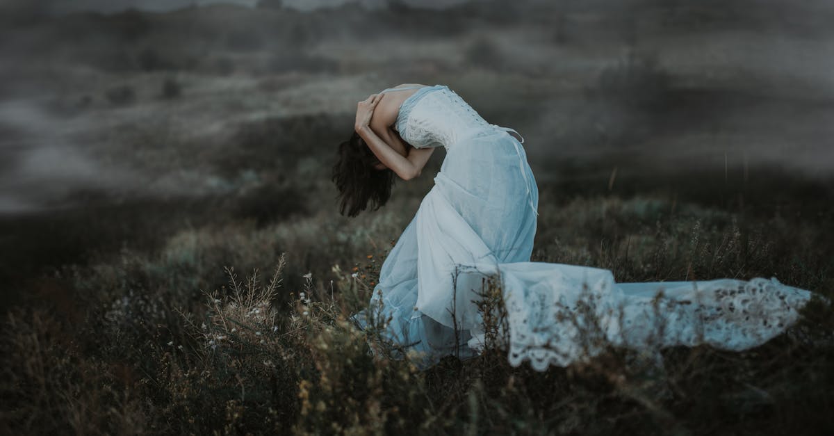 découvrez le dark romanticism, un mouvement artistique captivant qui explore les thèmes de l'amour, de la mort et de la mélancolie. plongez dans l'univers sombre et passionné de cette esthétique fascinante, où l'obscurité révèle la beauté des émotions humaines.