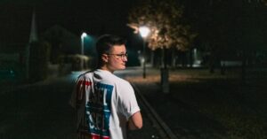 personnalisez vos t-shirts noirs avec des designs uniques et créatifs. exprimez votre style personnel grâce à notre service de personnalisation facile et amusant.