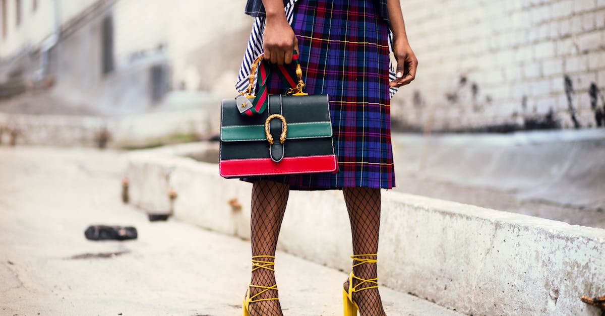 découvrez les dernières tendances de la mode avec notre sélection élégante de vêtements et accessoires. restez chic et à la pointe du style avec nos conseils de mode, nos inspirations et nos marques préférées.