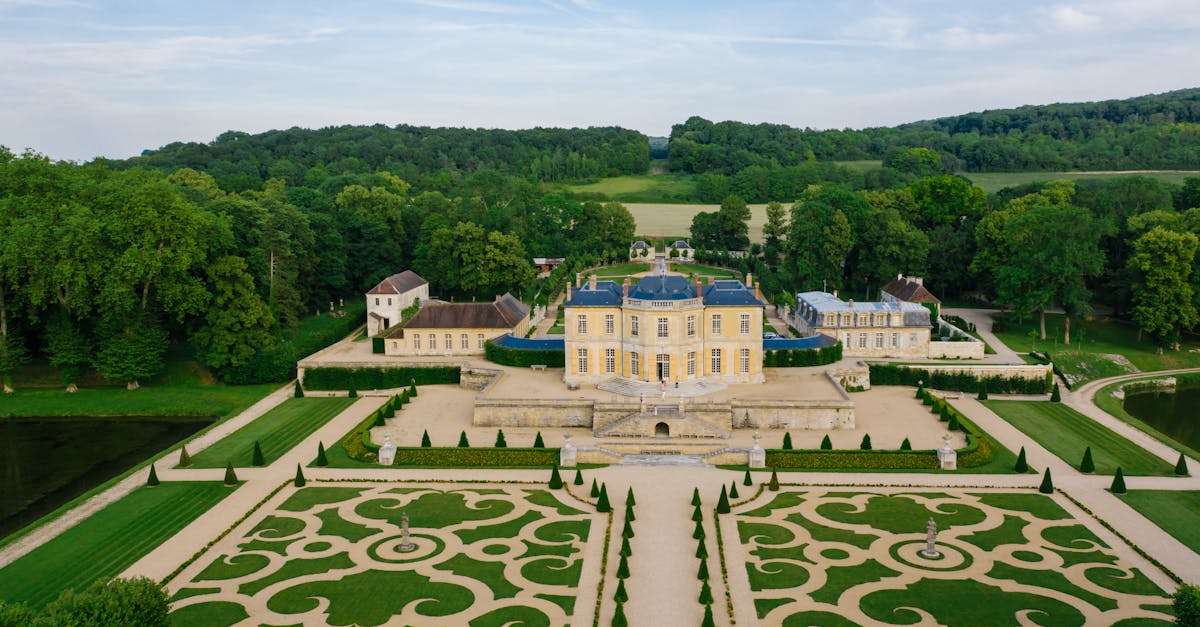 découvrez l'univers fascinant des motifs géométriques, alliant beauté et structure. explorez comment ces designs captivants peuvent transformer vos créations artistiques, mode ou décoration intérieure, tout en apportant une touche moderne et unique.