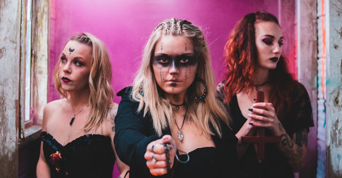 découvrez l'univers fascinant de la culture gothique, où l'esthétique sombre et la musique alternative se rencontrent. plongez dans les valeurs de liberté d'expression, d'individualité et de créativité qui définissent cette sous-culture unique. explorez son histoire, ses styles vestimentaires emblématiques et son influence sur l'art et la musique contemporaine.