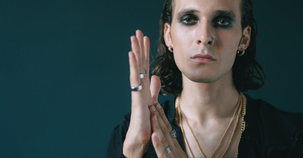découvrez l'univers fascinant de la culture gothique, une expression artistique et sociale qui allie mystère, passion et esthétique sombre. explorez les tendances, la musique, la mode et l'histoire qui façonnent cet héritage unique.