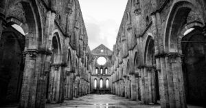 découvrez l'univers fascinant du style gothique, mêlant mystère et obscurité. explorez son art, sa mode et son architecture emblématique, tout en plongeant dans l'esthétique sombre qui a marqué des siècles d'histoire et de culture.