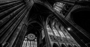 découvrez l'univers du style gothique, où l'élégance sombre et l'esthétique mystérieuse s'entrelacent. plongez dans l'histoire, la mode, l'art et la musique qui définissent ce mouvement captivant et explorez comment le gothique continue d'influencer la culture contemporaine.