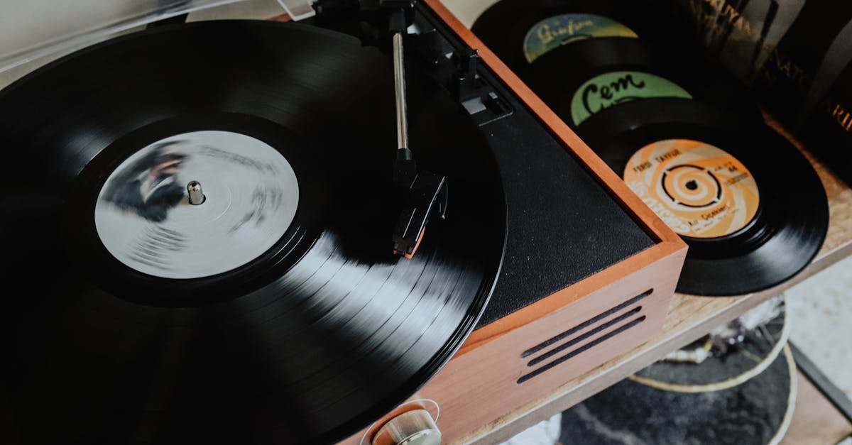 découvrez l'univers fascinant des pochettes d'albums gothiques, alliant obscurité et créativité. plongez dans une esthétique sombre et envoûtante, révélant des œuvres d'art qui capturent l'essence du mouvement gothique.