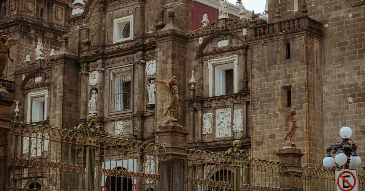 découvrez l'architecture gothique, un style vibrant et captivant qui a marqué l'europe du moyen âge. plongez dans l'univers des cathédrales majestueuses, des voûtes élancées et des détails sculptés qui témoignent de la créativité et de la spiritualité de cette époque fascinante.