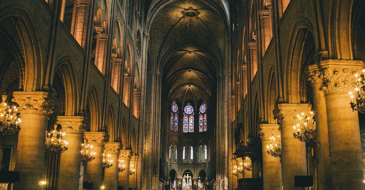 découvrez l'architecture gothique, un style majestueux qui allie hauteur, lumière et détails sculptés. plongez dans l'histoire fascinante des cathédrales et des édifices emblématiques qui illustrent ce mouvement artistique intemporel.