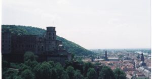 découvrez l'architecture gothique, un style monumental et fascinant qui a marqué le moyen âge. explorez ses caractéristiques emblématiques telles que les voûtes en ogive, les arcs-boutants et les vitraux colorés qui élèvent l'âme des églises et des cathédrales à travers l'europe.