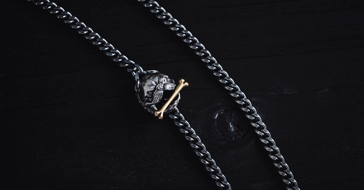 découvrez l'univers envoûtant du gothic chic, un style qui allie élégance sombre et audace. explorez des tenues, accessoires et inspirations pour exprimer votre personnalité unique tout en célébrant la beauté du gothique moderne.
