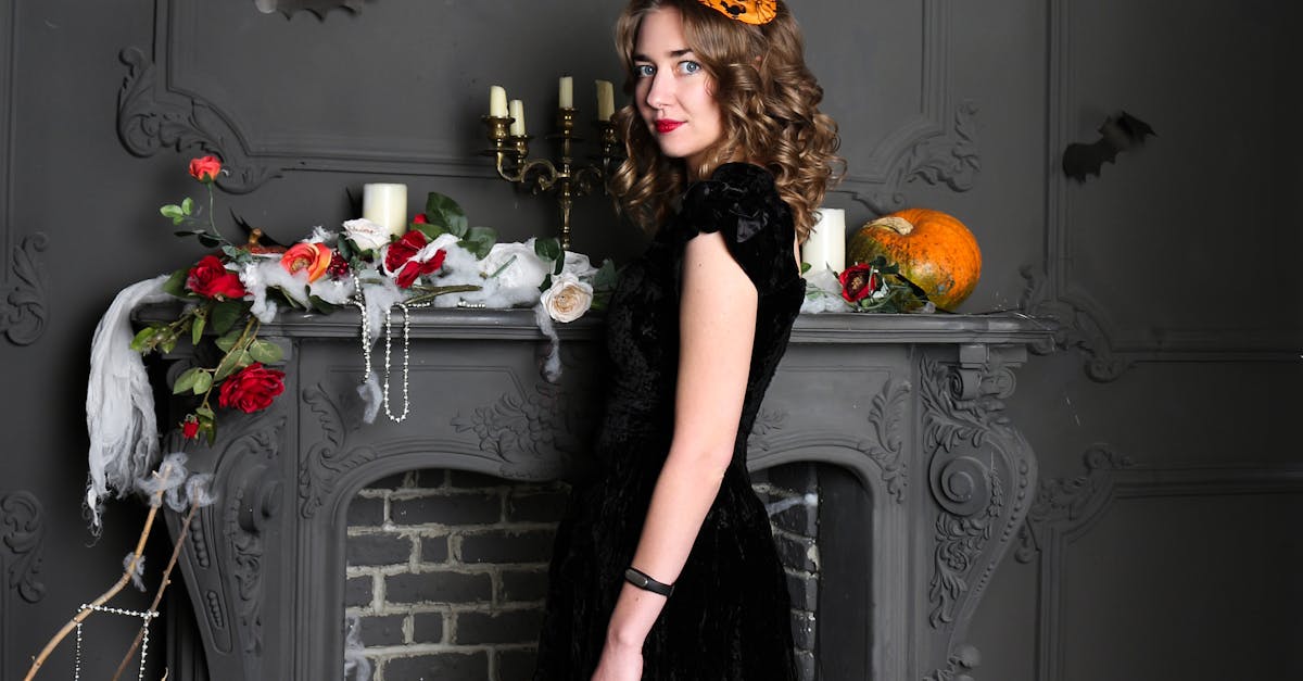 découvrez l'univers du gothic chic, un style audacieux qui allie élégance sombre et tendances contemporaines. explorez des looks captivants mêlant noir, dentelle, cuir et accessoires statement pour exprimer votre personnalité unique.