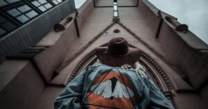 découvrez notre collection de vêtements gothiques, alliant style sombre et élégance. explorez des pièces uniques qui reflètent votre personnalité à travers des tissus sombres, des designs audacieux et des détails raffinés. exprimez votre individualité avec notre mode gothique incontournable.