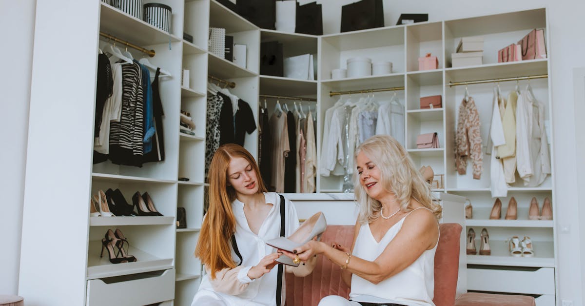 découvrez comment organiser votre garde-robe gothique avec style ! astuces pour choisir, assortir et conserver vos vêtements gothiques tout en exprimant votre identité unique. trouvez l'inspiration pour une organisation épurée et esthétique.
