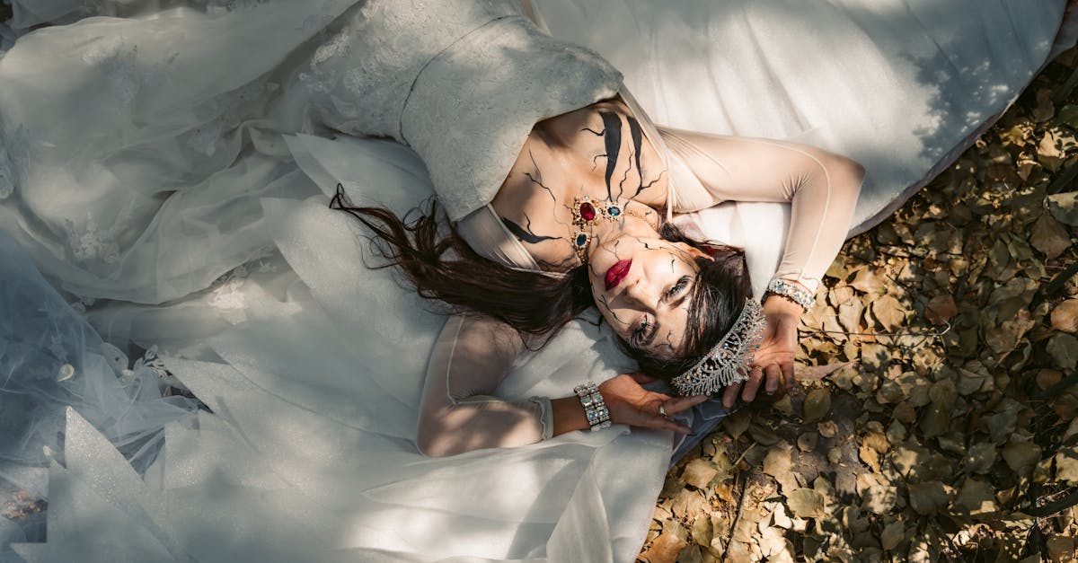 découvrez l'élégance gothique à travers une fusion captivante de romantisme sombre et de sophistication intemporelle. plongez dans un monde où l'esthétique gothique inspire des créations uniques alliant mystère et raffinement.