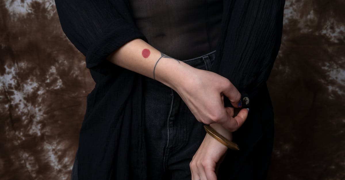 découvrez l'esthétique unique du gothique minimaliste, un style qui allie l'élégance sombre des éléments gothiques à la simplicité épurée du minimalisme. explorez comment cette tendance repousse les limites du design en combinant textures riches, palettes de couleurs nuancées, et lignes épurées, créant ainsi des espaces à la fois mystérieux et apaisants.