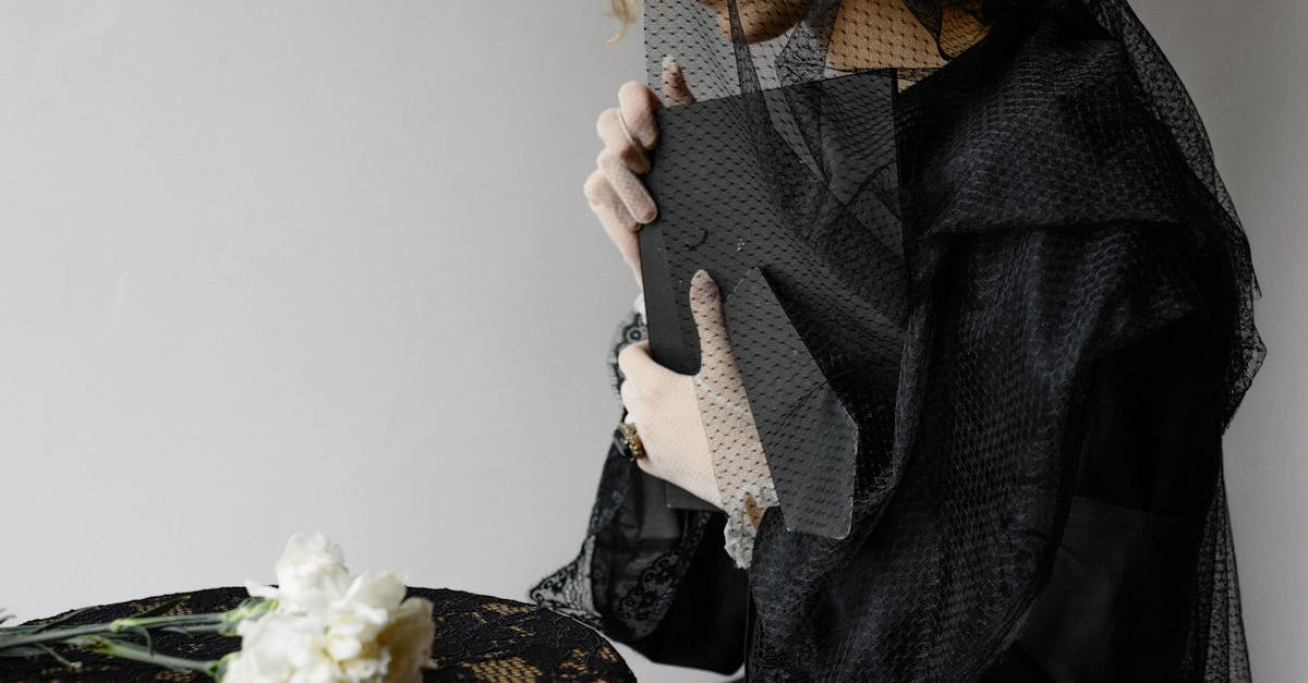 découvrez notre collection de tenues gothiques, alliant mystère et élégance. explorez des vêtements sombres, des accessoires uniques et des styles audacieux pour exprimer votre personnalité gothique avec originalité.