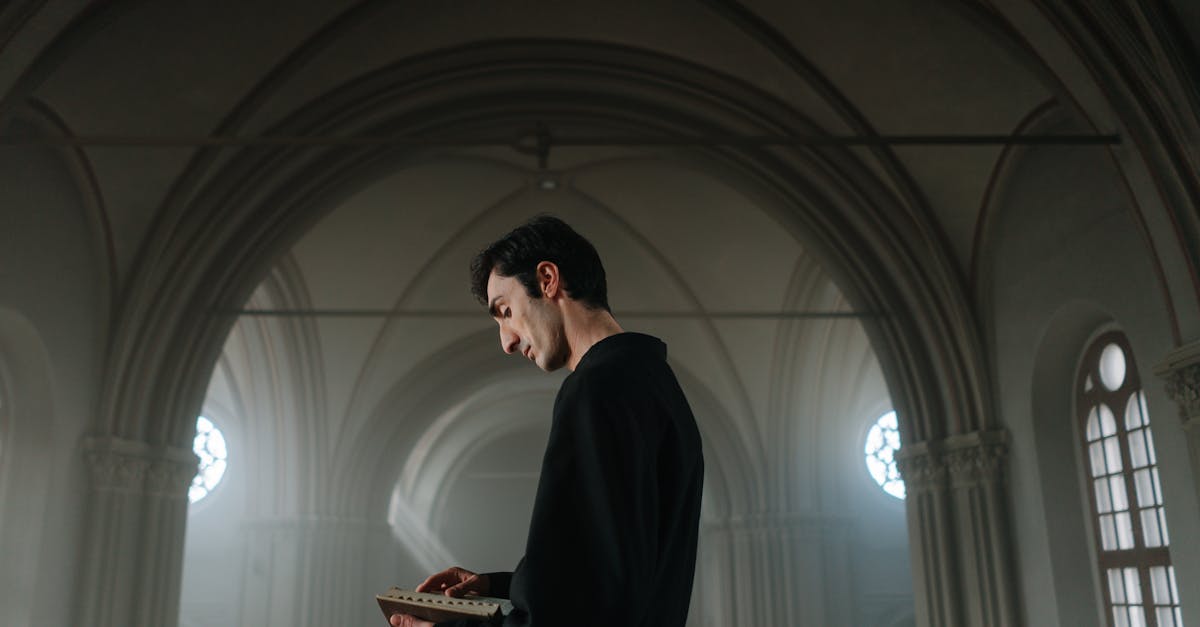découvrez un coin lecture gothique qui allie mystère et élégance. plongez dans une ambiance sombre et envoûtante avec des éléments de décoration gothique, des livres captivants et un éclairage doux pour créer un espace idéal pour la lecture.