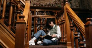 découvrez un espace de lecture gothique enchanteur, alliant mystère et élégance. plongez dans un coin de lecture unique où l'ambiance sombre et les accessoires vintage créent une atmosphère parfaite pour dévorer vos livres préférés.
