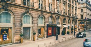 découvrez l'univers fascinant du shopping gothique : mode, accessoires, et décoration inspirés par la culture gothique. trouvez des pièces uniques qui expriment votre style sombre et audacieux.