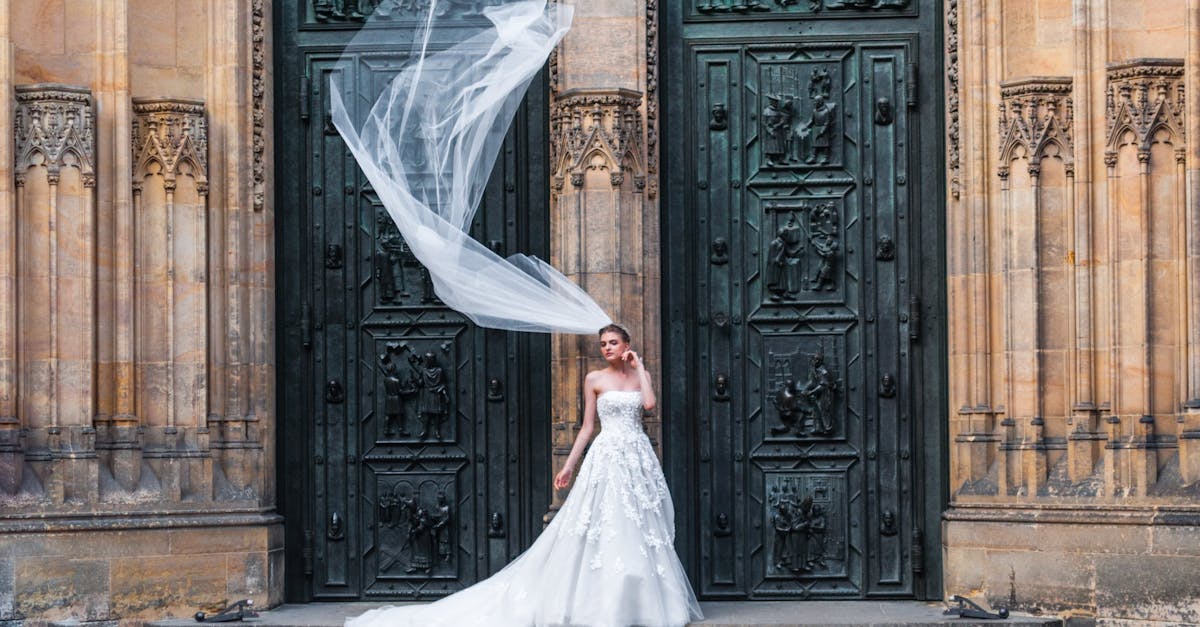 découvrez l'univers captivant du style gothique, une esthétique unique qui allie mystère, romanticisme et élégance. plongez dans les caractéristiques emblématiques de ce mouvement artistique, des architectures fascinantes aux vêtements sombres, et laissez-vous séduire par son atmosphère envoûtante.