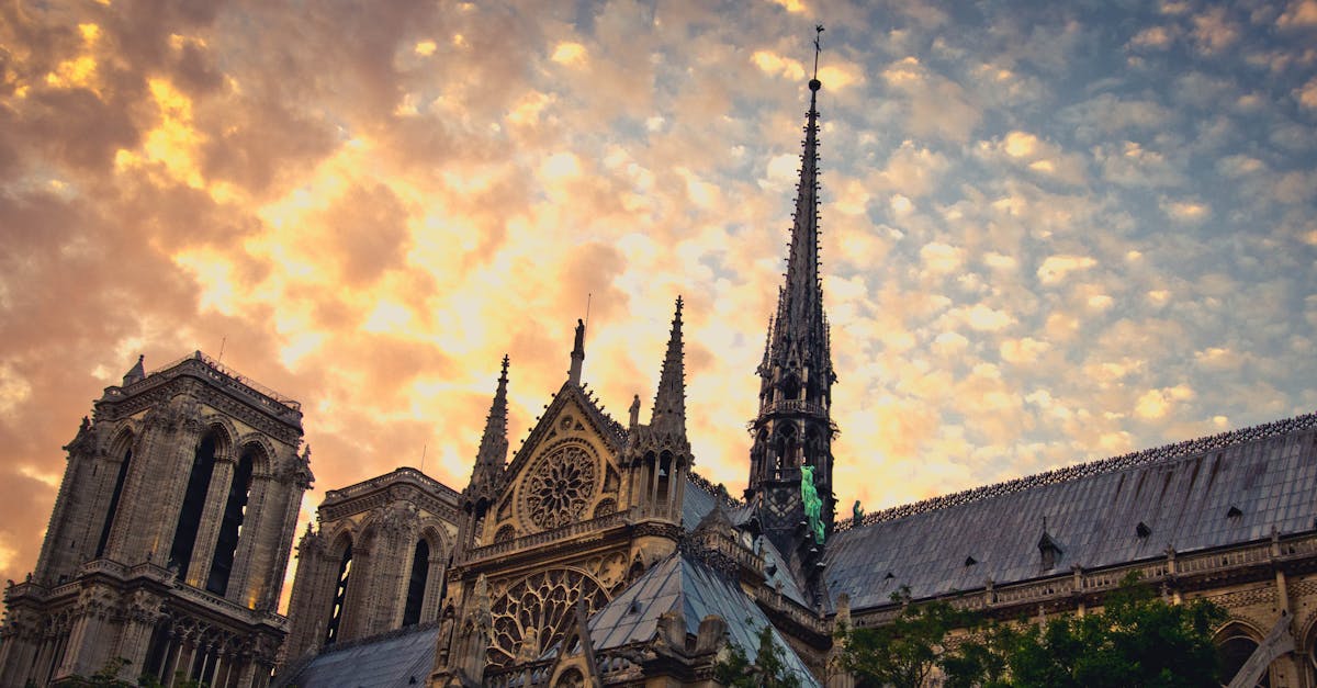 découvrez l'élégance mystérieuse et l'esthétique envoûtante du style gothique. plongez dans un univers artistique riche en détails sombres, en architecture majestueuse et en inspirations littéraires. explorez les tendances, les éléments décoratifs et les influences historiques qui rendent le style gothique si captivant.