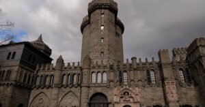 découvrez l'élégance sombre et mystérieuse du style gothique. plongez dans un univers d'architecture majestueuse, de mode énigmatique et d'art captivant qui évoque une atmosphère à la fois romantique et macabre. explorez les éléments emblématiques de cette esthétique unique qui a marqué des siècles et continue d'influencer la culture contemporaine.