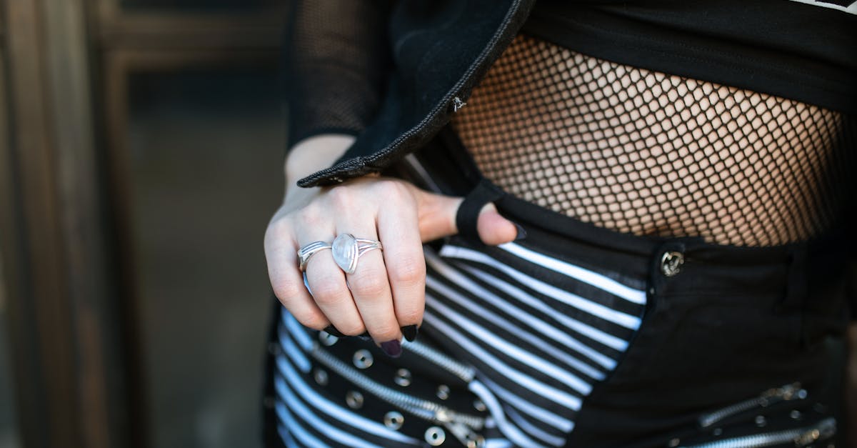 découvrez les comptes tiktok gothiques qui captivent par leur esthétique sombre et leur créativité unique. suivez des créateurs passionnés qui partagent des looks, des idées et un univers gothique fascinant.