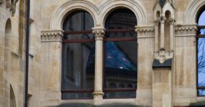 découvrez l'univers fascinant du gothisme, un mouvement artistique et culturel qui mêle mystère, ombre et romantisme. explorez ses influences dans la littérature, l'architecture et la mode, et plongez dans l'esthétique sombre et captivante qui a marqué des générations. que vous soyez passionné d'art ou simplement curieux, le gothisme vous invite à un voyage au cœur de ses symboles et de son histoire.