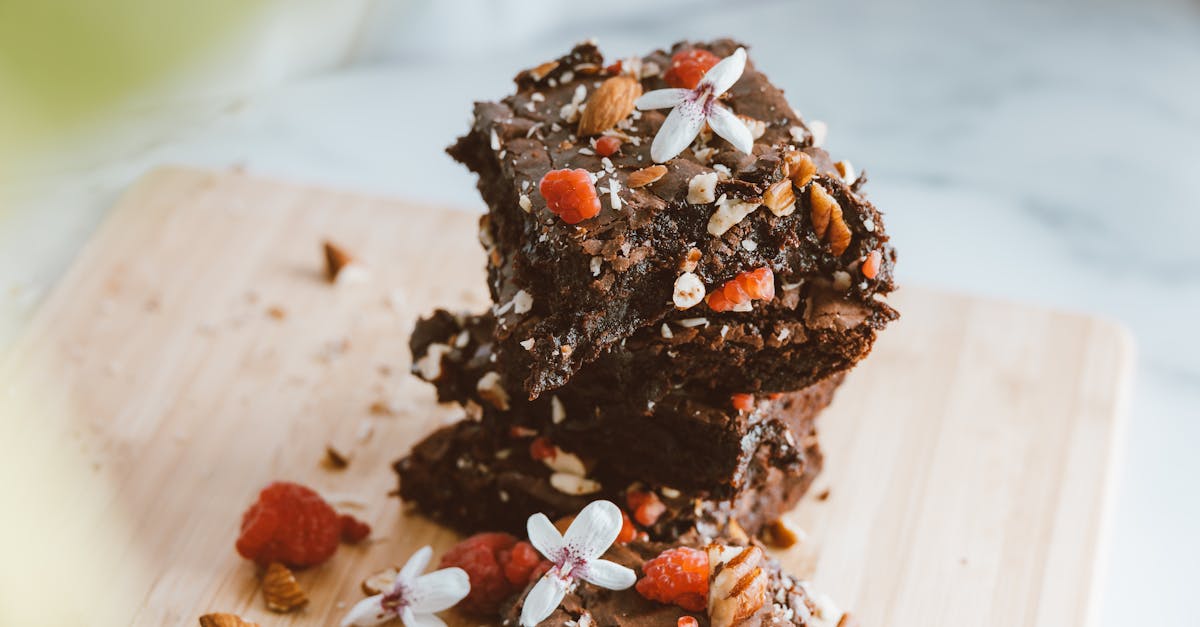 savourez des brownies au chocolat intense, parfaitement moelleux et riches en cacao. idéaux pour les amateurs de chocolat, ces délices gourmands apportent une explosion de saveurs à chaque bouchée. parfaits pour le goûter ou en dessert, laissez-vous tenter par cette recette irrésistible!