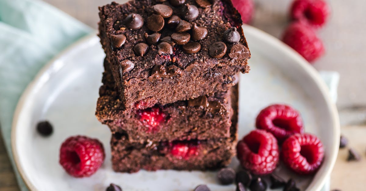 savourez ces brownies au chocolat intense, richement moelleux et irrésistiblement décadents. parfaits pour satisfaire toutes vos envies de chocolat, ces petits délices gourmands sont faciles à préparer et feront fondre le cœur des amateurs de douceurs.