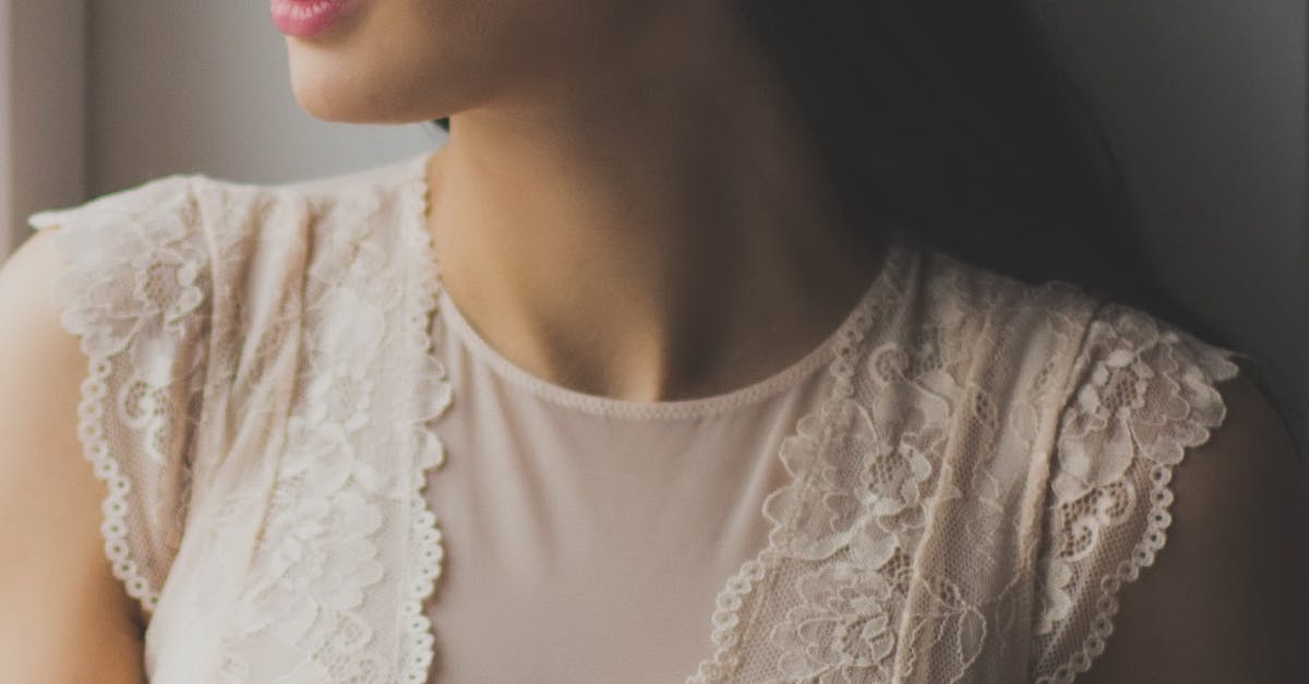 découvrez l'élégance intemporelle de la dentelle : un tissu délicat qui sublime vos tenues et ajoute une touche de charme à chaque occasion. explorez notre sélection exclusive de créations en dentelle pour un style raffiné et féminin.