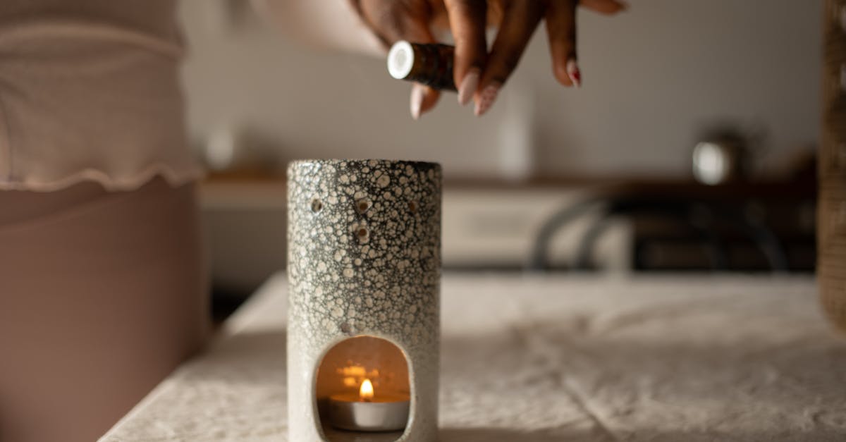 découvrez notre vernis à ongles noir longue tenue, qui offre une couleur intense et brillante tout en résistant aux éclats. sa formule durable garantit des ongles impeccables pendant des jours, idéals pour un look élégant et sophistiqué.