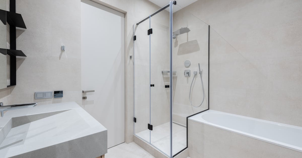 découvrez comment créer une salle de bain minimaliste élégante et fonctionnelle. des conseils pratiques sur le choix des matériaux, l'aménagement et la décoration pour un espace apaisant et organisé.