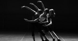 découvrez l'art captivant du théâtre d'ombre, où des silhouettes magiques racontent des histoires fascinantes. plongez dans un monde de créativité et d'émotions à travers des performances inoubliables qui émerveillent petits et grands.