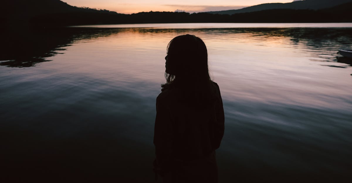 découvrez l'art du silence, un état de paix intérieure qui favorise la méditation, la réflexion et la reconnexion avec soi-même. explorez les bienfaits du silence dans votre vie quotidienne et apprenez à apprécier ces moments de tranquillité.