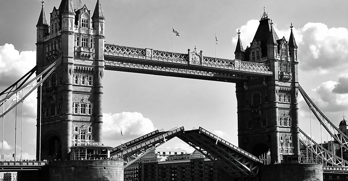découvrez l'univers fascinant de la photographie gothique urbaine, où l'ombre et la lumière se rencontrent dans des décors urbains saisissants. plongez dans une esthétique unique, mêlant architecture contemporaine et éléments gothiques pour capturer des moments empreints de mystère et de beauté.