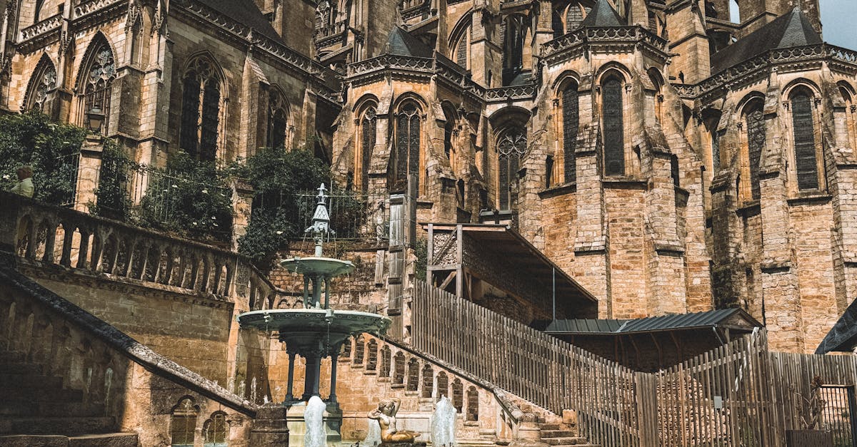 découvrez l'univers captivant du french gothic, un mouvement artistique et architectural emblématique qui mêle mystère, élégance et culture française. plongez dans l'histoire fascinante des églises, châteaux et œuvres d'art qui définissent ce style unique, symbolisant la grandeur et l'imagination de la france médiévale.