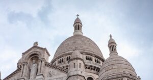 découvrez l'univers fascinant du french gothic, un style architectural et artistique qui allie élégance et mystère. plongez dans les détails raffinés des cathédrales, sculptures et œuvres littéraires qui témoignent de la richesse de cette période emblématique de l'histoire de france.