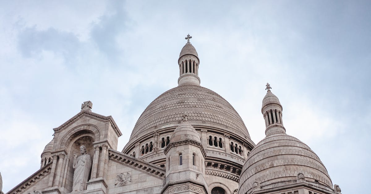 découvrez l'univers fascinant du french gothic, un style architectural et artistique qui allie élégance et mystère. plongez dans les détails raffinés des cathédrales, sculptures et œuvres littéraires qui témoignent de la richesse de cette période emblématique de l'histoire de france.
