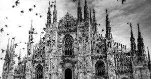découvrez l'univers gothic : un style mystérieux mêlant élégance sombre, romantisme et influences médiévales. explorez ses origines, ses éléments clés et ses tendances actuelles.