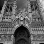 découvrez l'univers du gothic : histoire, culture, mode et influences artistiques. plongez dans un monde fascinant où la musique et l'esthétique sombre se rencontrent.