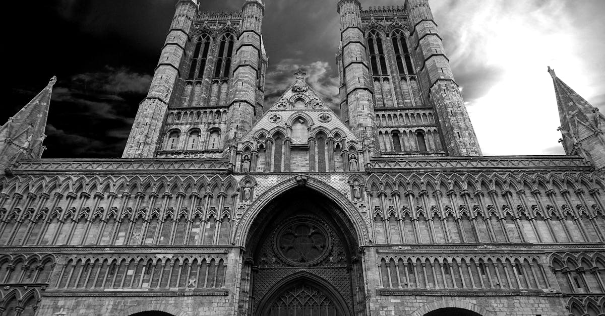 plongez dans l'univers fascinant du gothique, où l'ombre et la lumière se rencontrent. explorez les éléments architecturaux emblématiques, l'art mystérieux et la culture intrigante qui ont marqué cette période. découvrez comment le style gothique continue d'influencer la mode, la littérature et l'esthétique contemporaine.