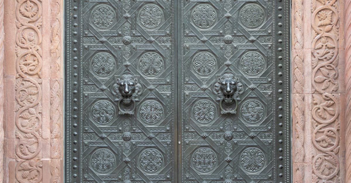 découvrez l'architecture gothique : ses caractéristiques emblématiques, son histoire fascinante et ses chefs-d'œuvre incontournables à travers l'europe. plongez dans l'univers des arcs-boutants, vitraux colorés et voûtes majestueuses.