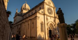 découvrez l’architecture gothique, un style emblématique du moyen âge, reconnu pour ses voûtes élancées, ses vitraux colorés et ses impressionnants édifices comme les cathédrales. plongez dans l’histoire et les caractéristiques uniques de ce courant architectural.