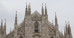 découvrez l'architecture gothique : ses caractéristiques emblématiques, son histoire fascinante et les plus célèbres cathédrales françaises bâties entre le xiie et le xvie siècle.