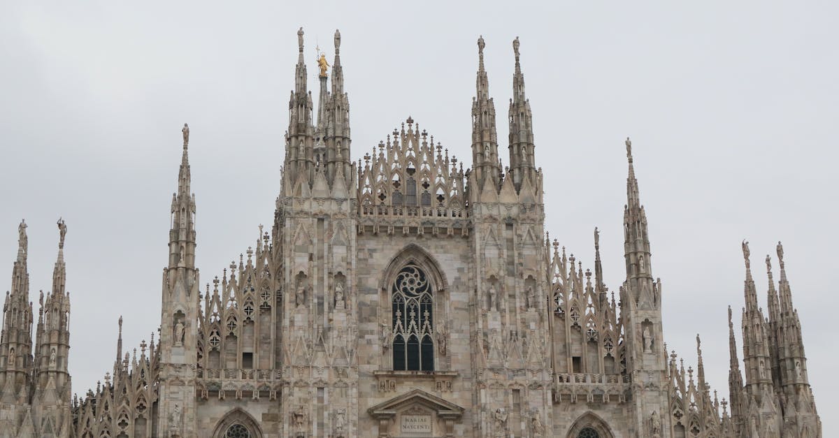 découvrez l'architecture gothique : ses caractéristiques emblématiques, son histoire fascinante et les plus célèbres cathédrales françaises bâties entre le xiie et le xvie siècle.