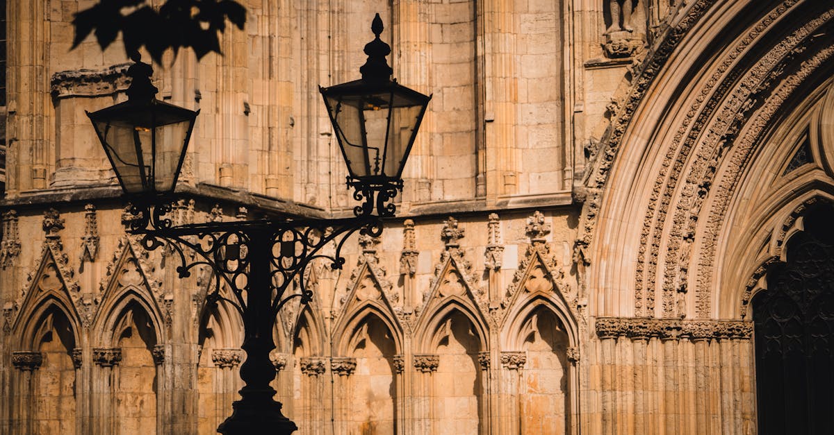 découvrez l’architecture gothique, un style emblématique du moyen âge caractérisé par ses arcs brisés, ses voûtes et ses vitraux colorés. plongez dans l’histoire et les éléments clés de ce courant artistique unique.